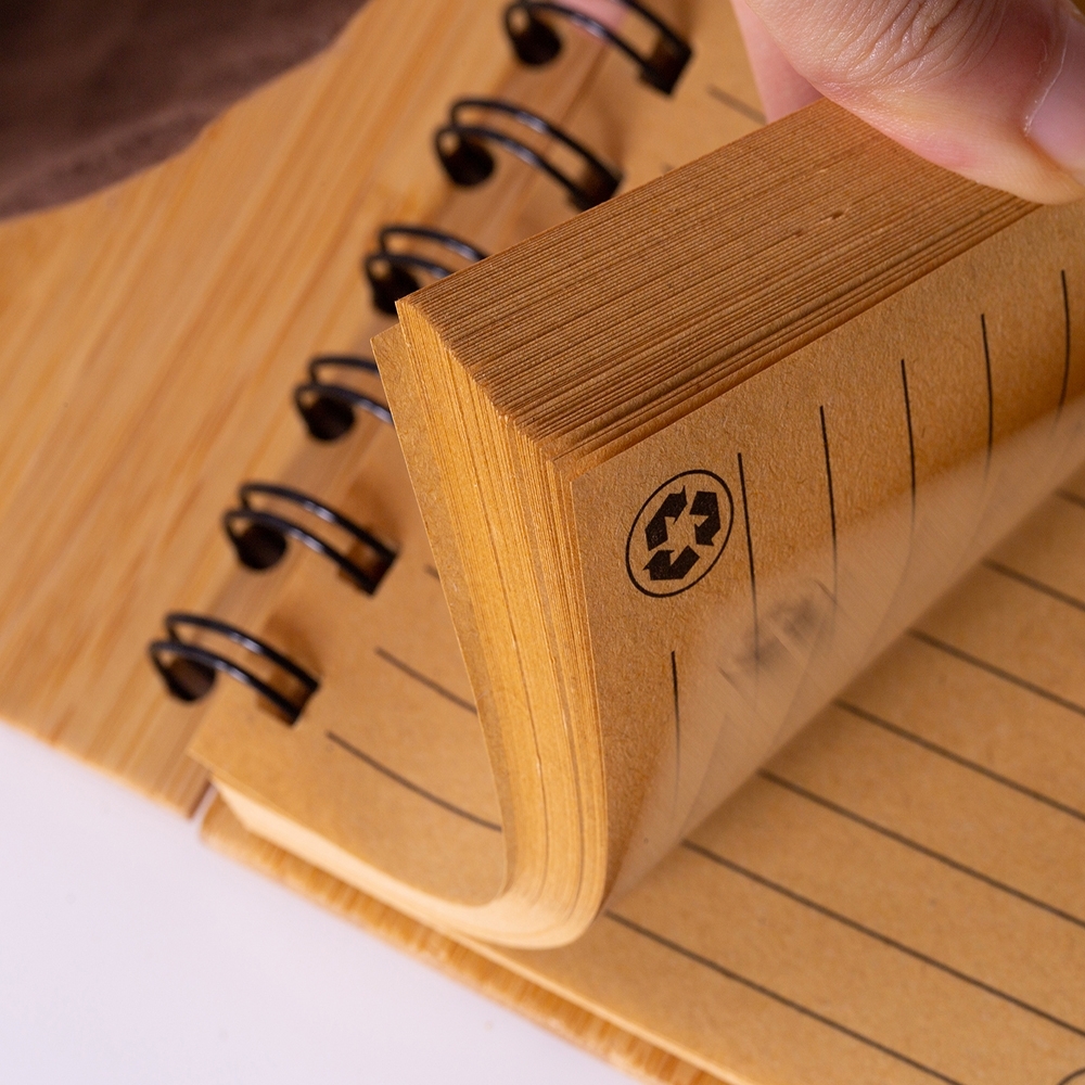 Caderno com capa em bambu e caneta